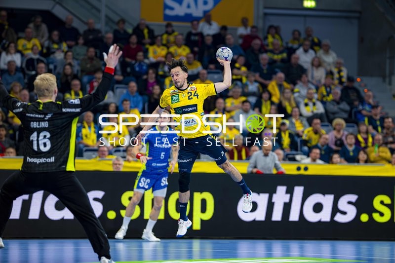 Patrick Groetzki (24; Rhein Neckar Löwen) und Tilen Kodrin (5; VfL Gummersbach) in Aktion