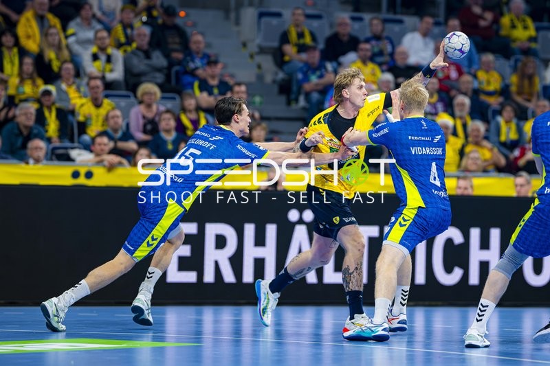 Edwin Aspenbäck (78; Rhein Neckar Löwen) mit Ball in Aktion