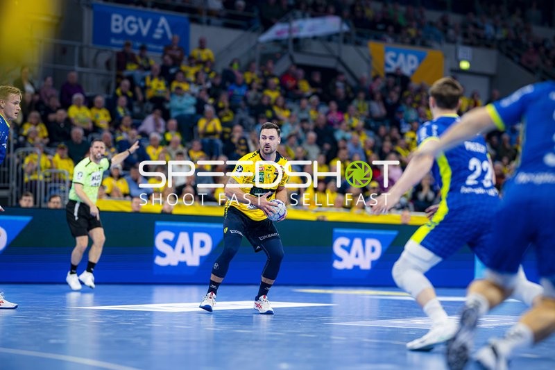 Dani Baijens (77; Rhein Neckar Löwen) und Ellidi Vidarsson (4; VfL Gummersbach) in Aktion