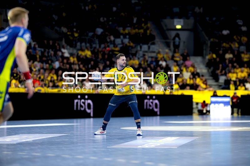 Dani Baijens (77; Rhein Neckar Löwen) mit Ball