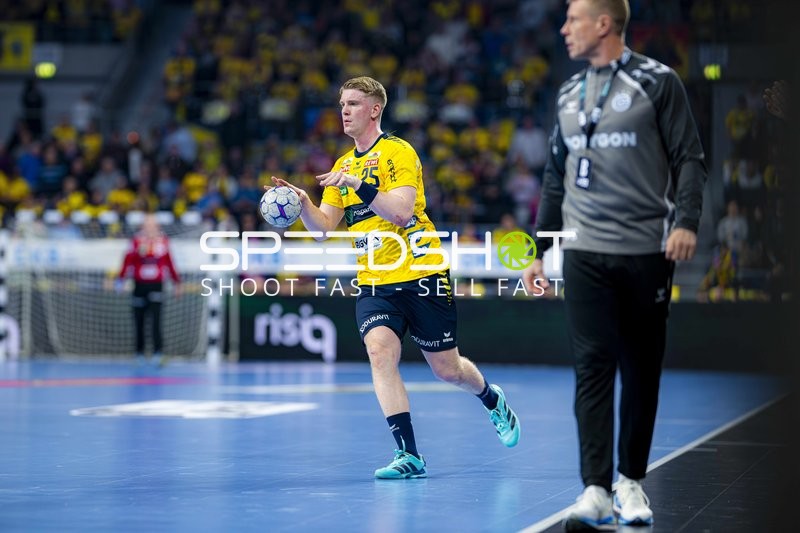 Haukur Thrastarson (25; Rhein Neckar Löwen) mit Ball