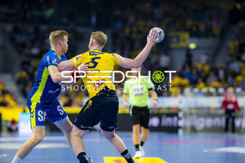 5; Rhein Neckar Löwen und Tom Kiesler (30; VfL Gummersbach) im Zweikampf