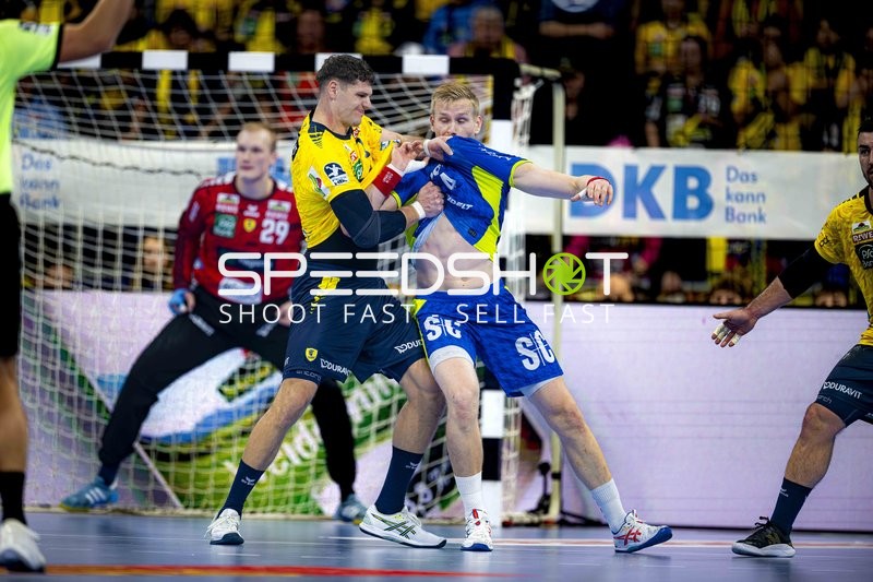 Sebastian Heymann (13; Rhein Neckar Löwen) und Ellidi Vidarsson (4; VfL Gummersbach) im Zweikampf