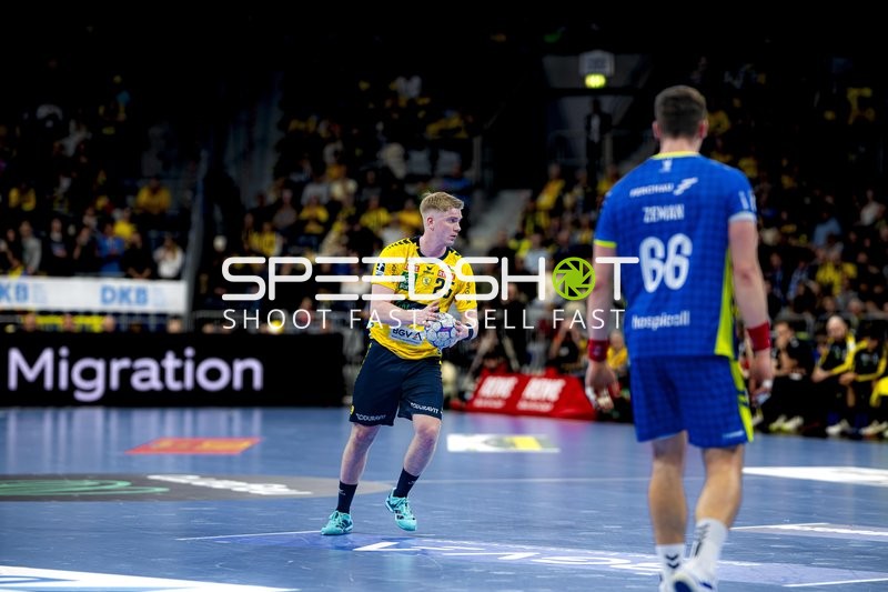 Ballbesitz von Haukur Thrastarson (25; Rhein Neckar Löwen) gegen Štěpán Zeman (66; VfL Gummersbach)