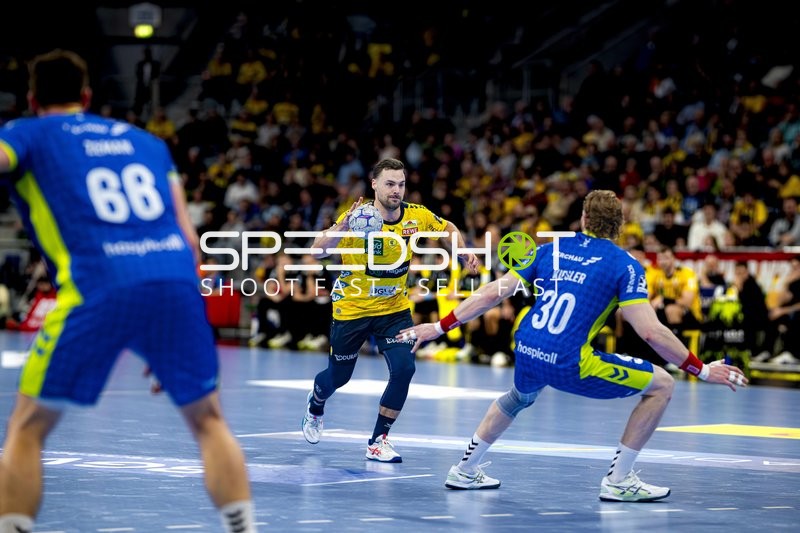 Dani Baijens (77; Rhein Neckar Löwen) und Tom Kiesler (30; VfL Gummersbach) in Aktion