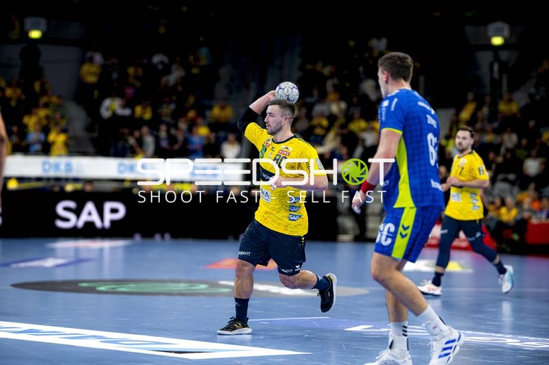 Jannik Kohlbacher (80; Rhein Neckar Löwen) mit Ball in Aktion