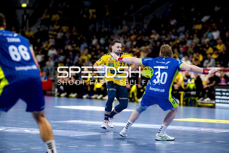 Dani Baijens (77; Rhein Neckar Löwen) mit Ball gegen Tom Kiesler (30; VfL Gummersbach) und Štěpán Zeman (66; VfL Gummersbach)