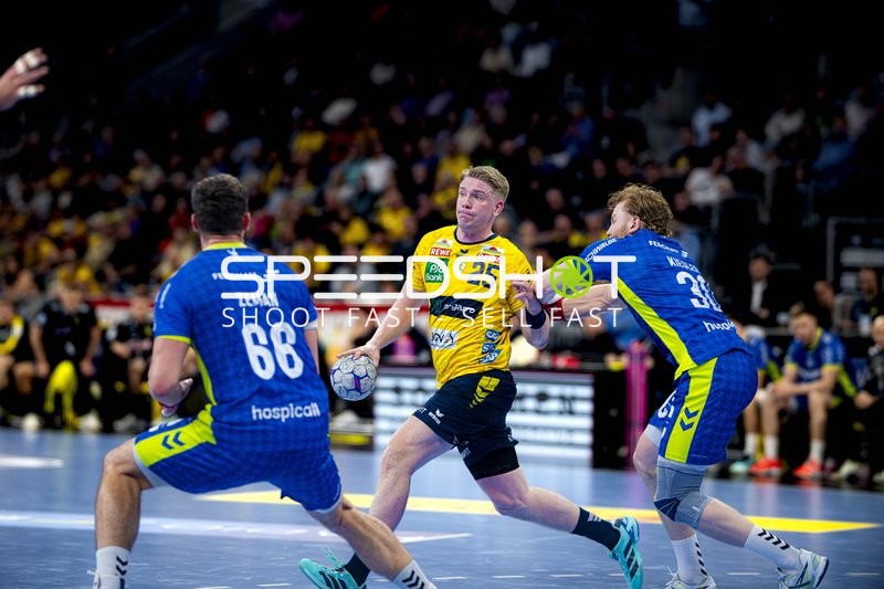 Haukur Thrastarson (25; Rhein Neckar Löwen) mit Ball gegen Tom Kiesler (30; VfL Gummersbach) und Štěpán Zeman (66; VfL Gummersbach)