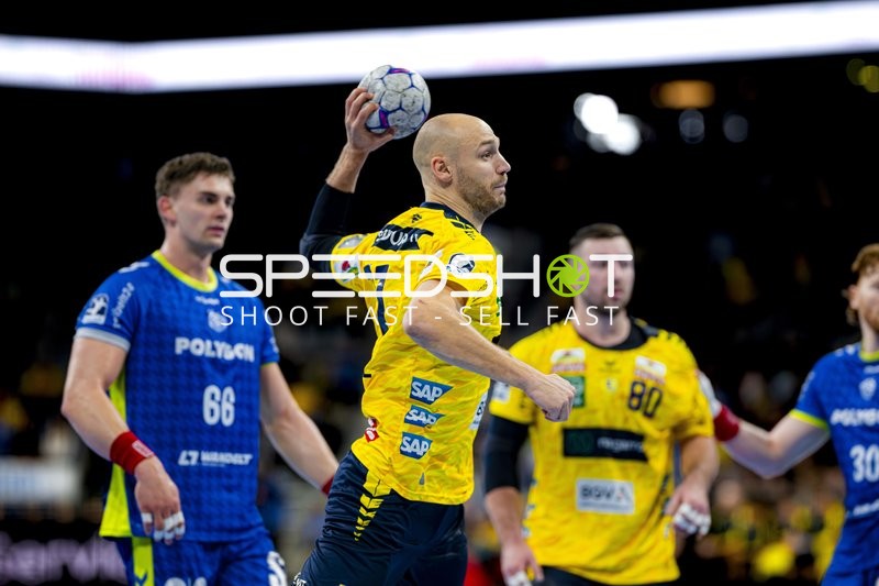 Lukas Sandell (11; Rhein Neckar Löwen) mit Ball in Aktion