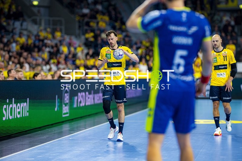 Patrick Groetzki (24; Rhein Neckar Löwen) und Lukas Sandell (11; Rhein Neckar Löwen) in Aktion