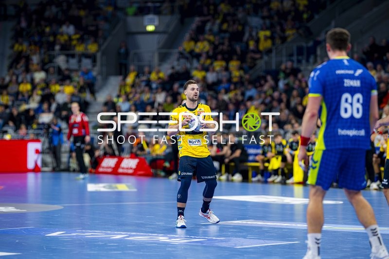 Dani Baijens (77; Rhein Neckar Löwen) und Štěpán Zeman (66; VfL Gummersbach) in Aktion