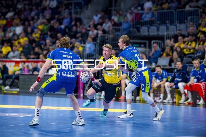 Szene mit Haukur Thrastarson (25; Rhein Neckar Löwen) und Gegnern