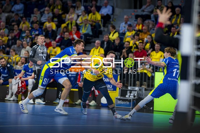 Dani Baijens (77; Rhein Neckar Löwen) im Zweikampf mit Julian Köster (7; VfL Gummersbach)