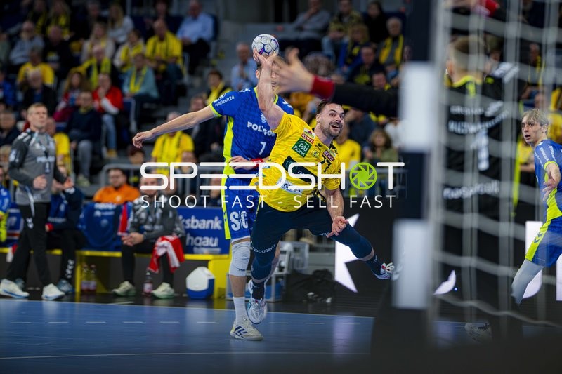 Dani Baijens (77; Rhein Neckar Löwen) und Mathis Häseler (11; VfL Gummersbach) in Aktion