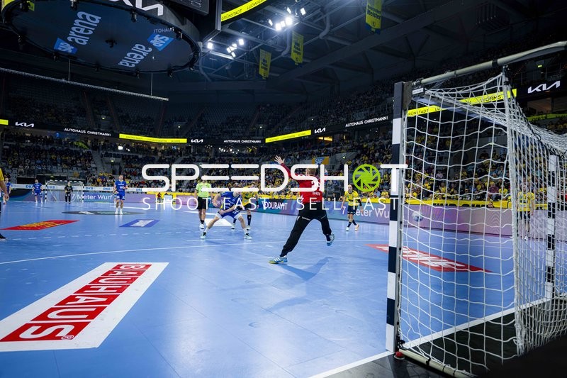 David Späth (29; Rhein Neckar Löwen) vor Torwart 29; VfL Gummersbach