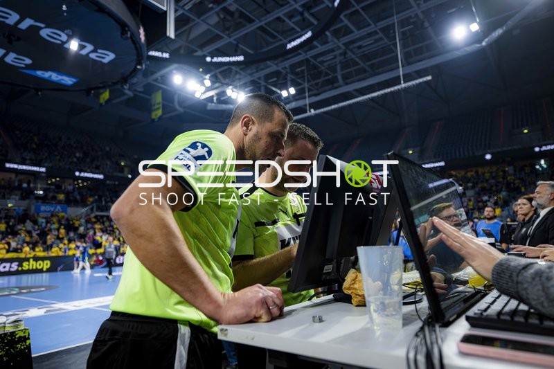 Videobeweis-Besprechung im Vordergrund