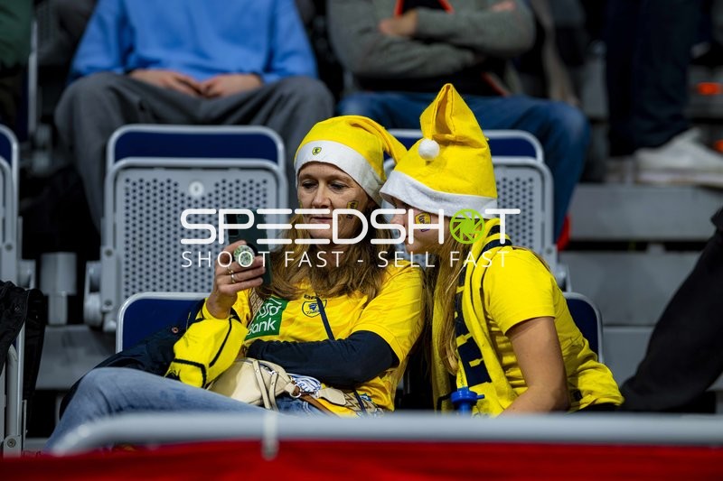 Fans in gelber Fankleidung