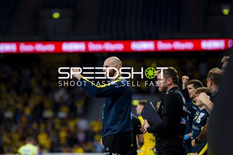 Szene mit Mike Jensen (20; Rhein Neckar Löwen) und Teamkollegen