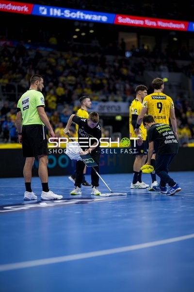 Sebastian Heymann (13; Rhein Neckar Löwen) und Jannik Kohlbacher (80; Rhein Neckar Löwen) in Spielunterbrechung