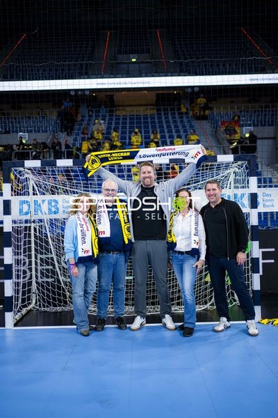 Oliver Roggisch (108; Rhein Neckar Löwen) und Holger Bachert (99; Rhein Neckar Löwen) feiern