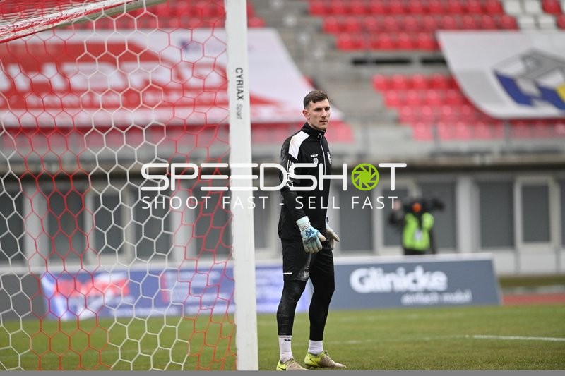 Torwart Lorenz Otto (1; FC Rot Weiß Erfurt) in Position