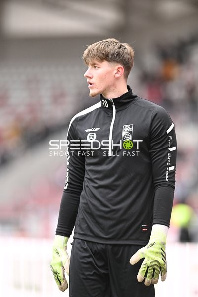 Torwart Jaden Rodtnick (20; FC Rot Weiß Erfurt) beim Aufwärmen