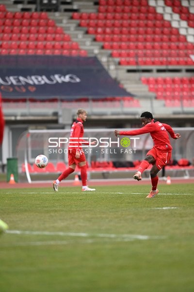 Spieler von FC Rot Weiß Erfurt in Aktion