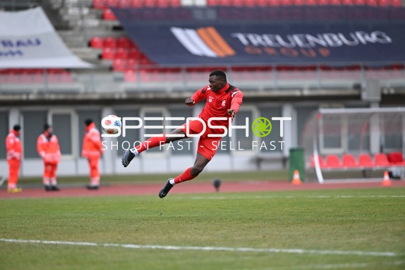 Schuss von Obed Chidindu Ugondu (13; FC Rot Weiß Erfurt)