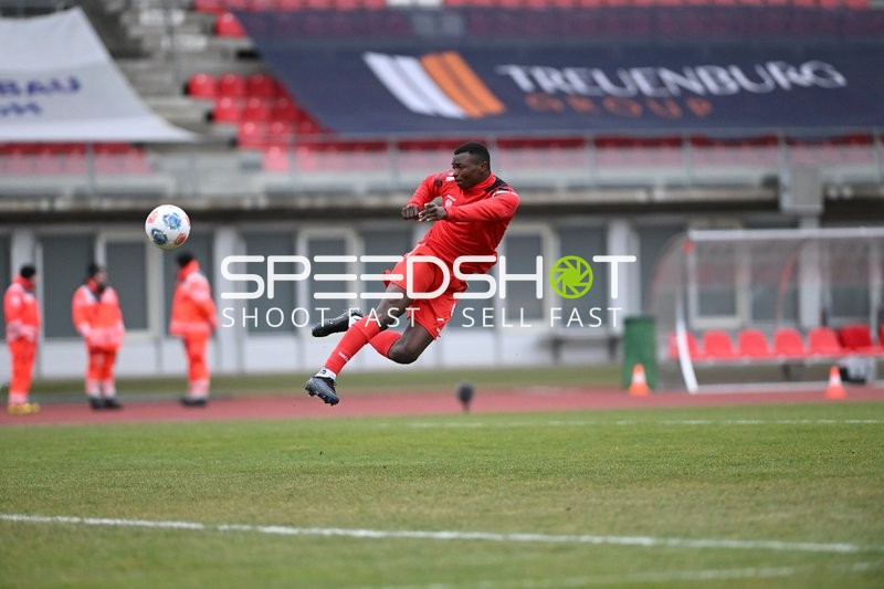 Schuss von Obed Chidindu Ugondu (13; FC Rot Weiß Erfurt)