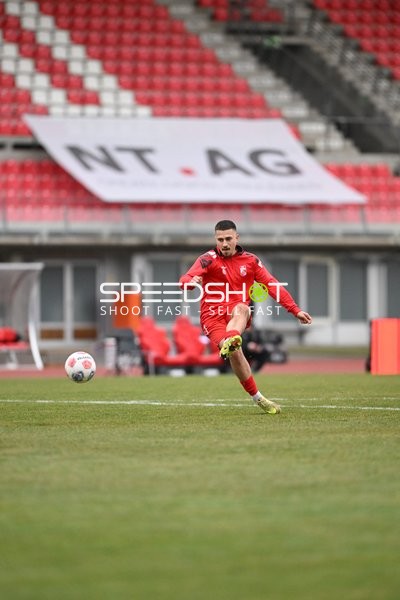 Schuss von Jaden Rodtnick (20; FC Rot Weiß Erfurt)