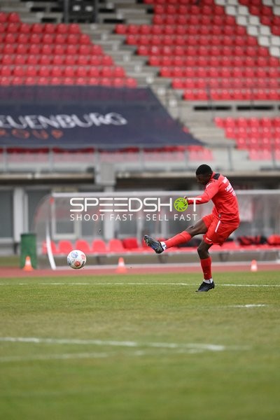 Fallrückzieher von Benny Boboy (27; FC Rot Weiß Erfurt)