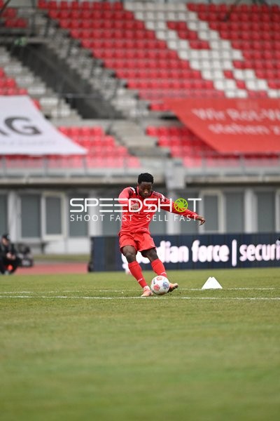 Spieler mit Ball am Fuß