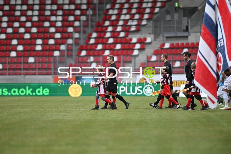 Schiedsrichter betreten Spielfeld
