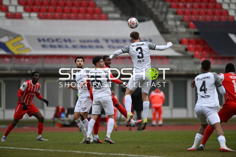 Kopfballduell im Spiel