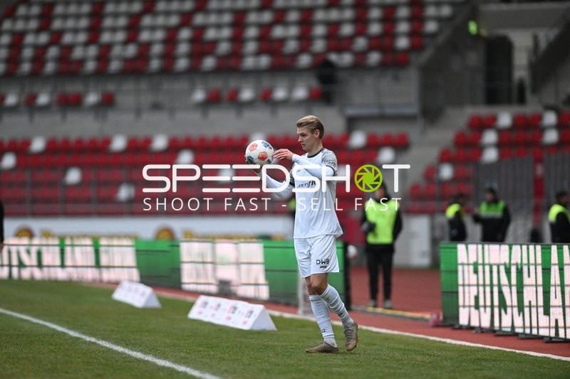 Einwurf von Joey Breitfeld (14; BFC Dynamo)