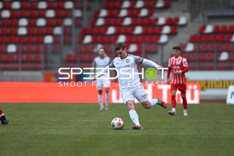 Spieler schießt Ball