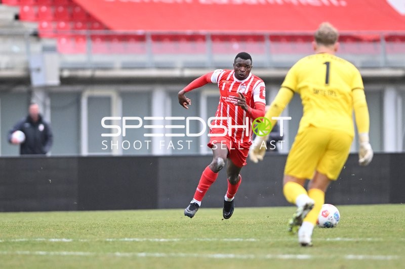 Spieler läuft auf Torwart