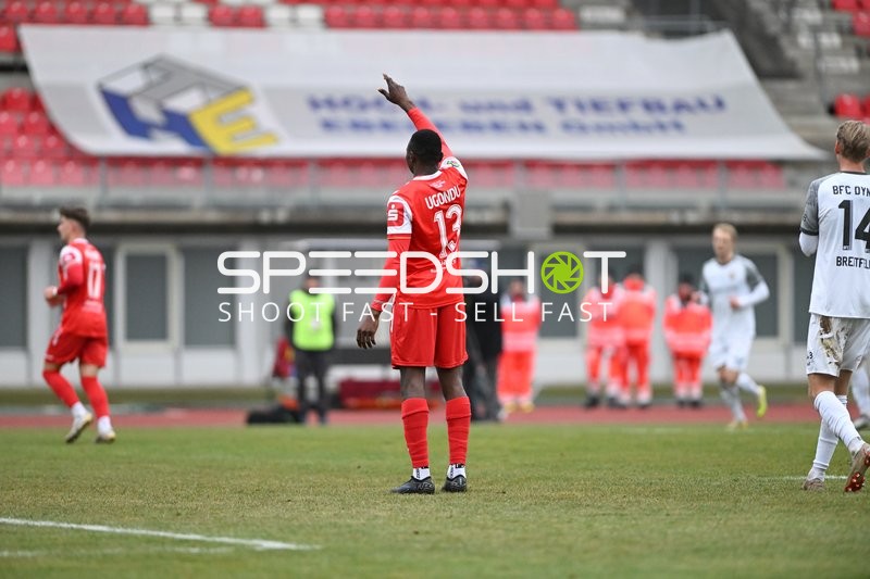 Obed Chidindu Ugondu (13; FC Rot Weiß Erfurt), Lars Kleiner (17; FC Rot Weiß Erfurt) und Joey Breitfeld (14; BFC Dynamo) auf dem Feld