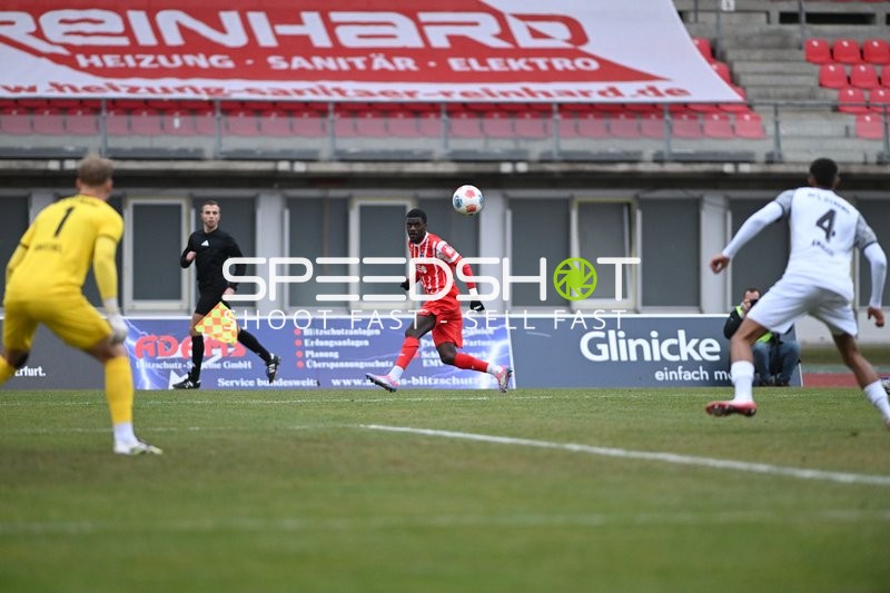 Schussvorbereitung von Benny Boboy (27; FC Rot Weiß Erfurt)