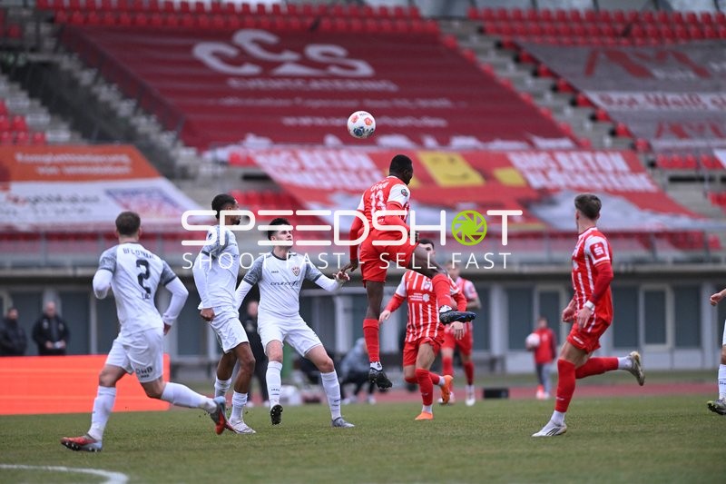Kopfball-Duell im Spiel