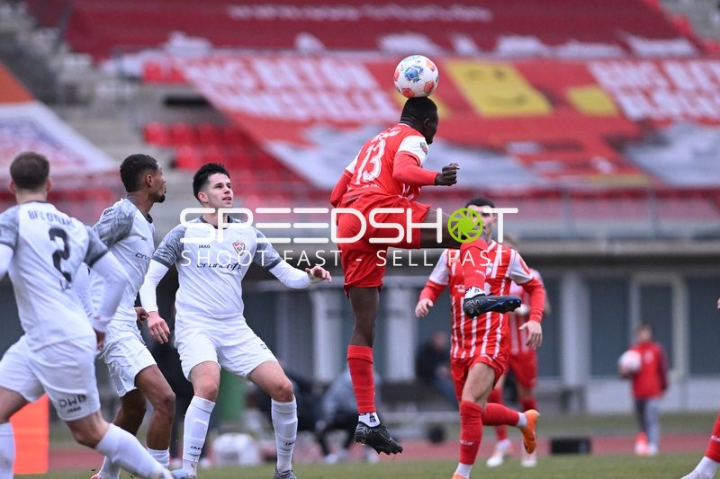 Intensiver Zweikampf um Ball