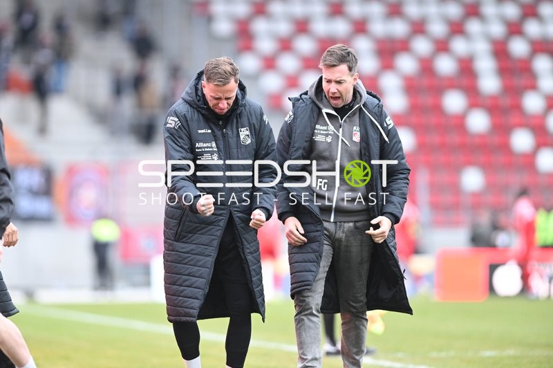 Trainer von FC Rot Weiß Erfurt an der Seitenlinie