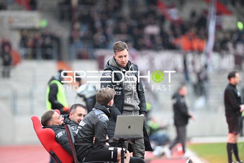 Trainer bespricht Taktik