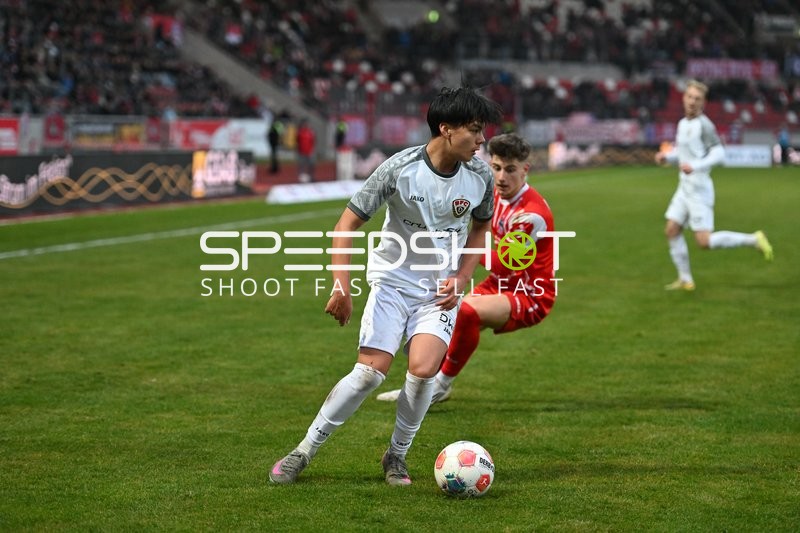 Spieler mit Ball in Aktion