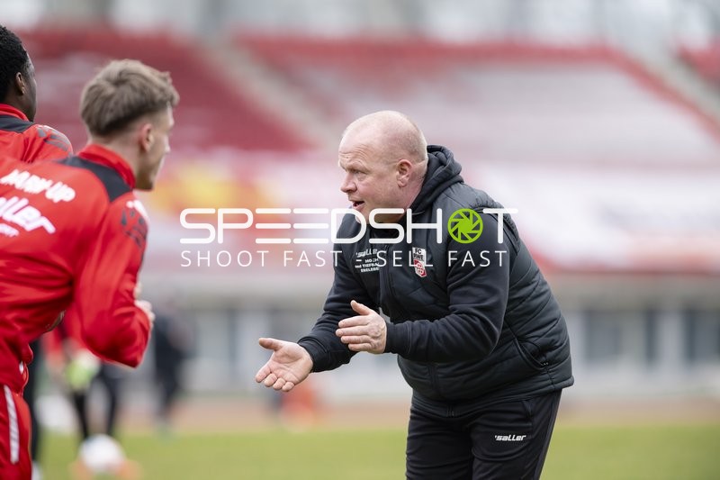 Trainer gibt Anweisungen