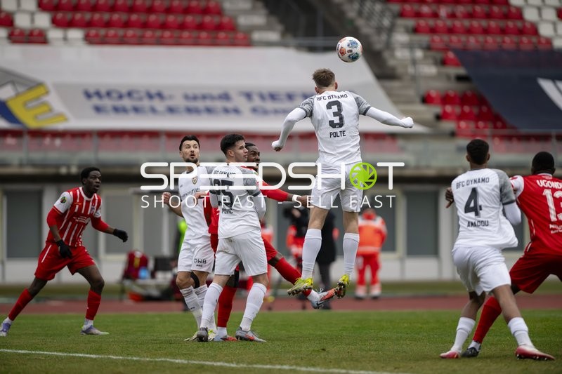 Kopfball-Duell um den Ball