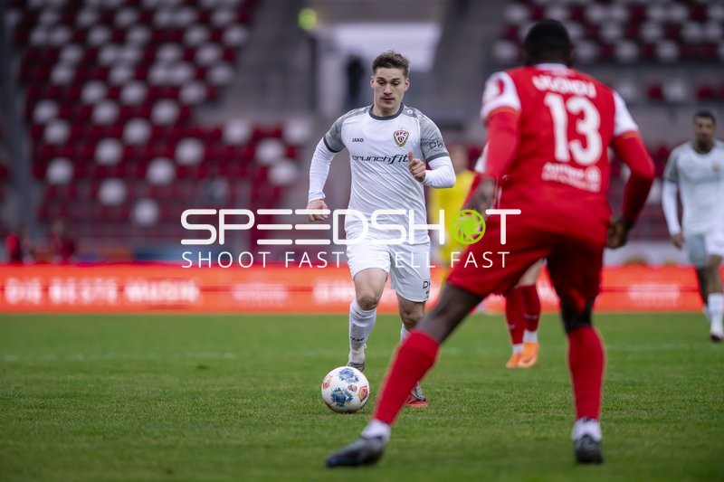 Spieler mit Ball in Aktion