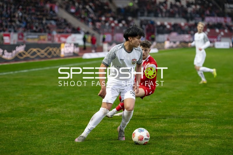 Spieler mit Ball in Aktion