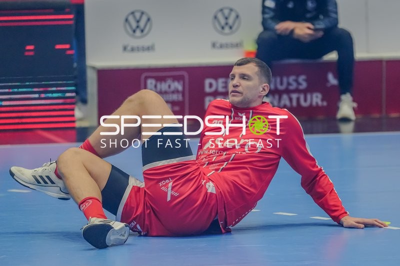 Uladzislau Kulesh (20; MT Melsungen) sitzt auf dem Spielfeld