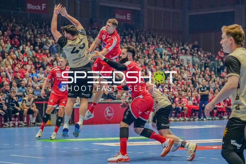 Uladzislau Kulesh (20; MT Melsungen) mit Rubén Marchán (2; MT Melsungen) und Dainis Krištopāns (10; MT Melsungen)